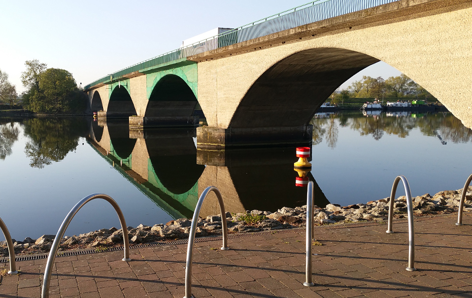 Foto: Stadtbrücke mit Netzen