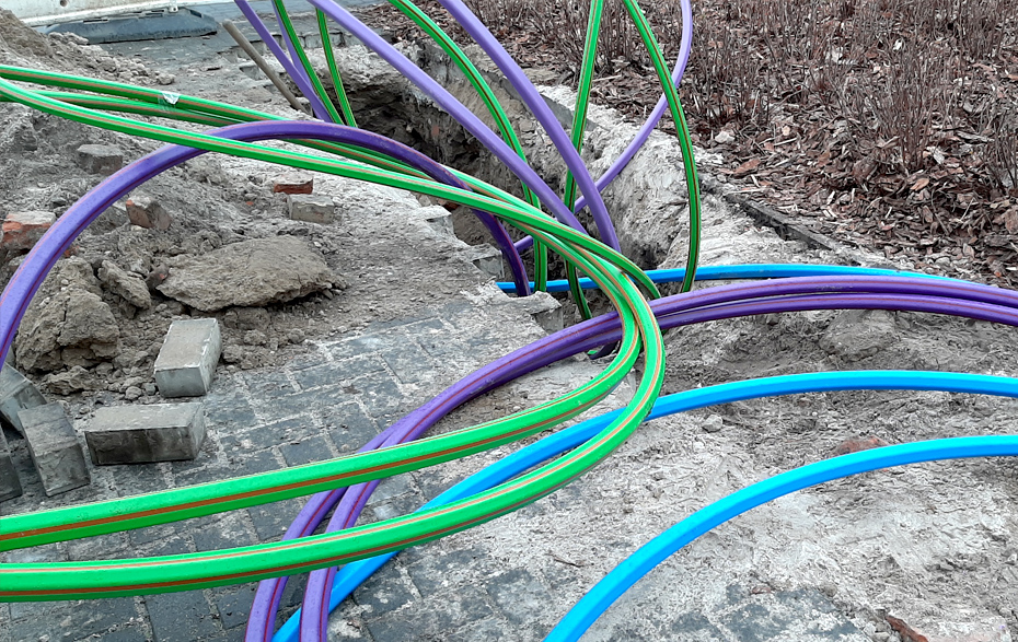 Foto: Blaue, grüne und violette Kabel werden verlegt.