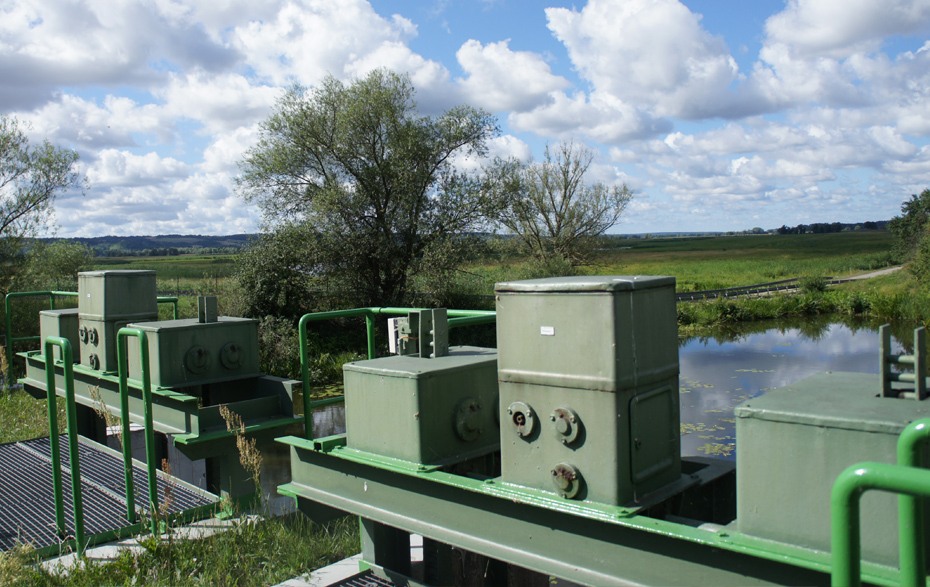 Foto: Schöpfwerk mit Blick in die Polderlandschaft