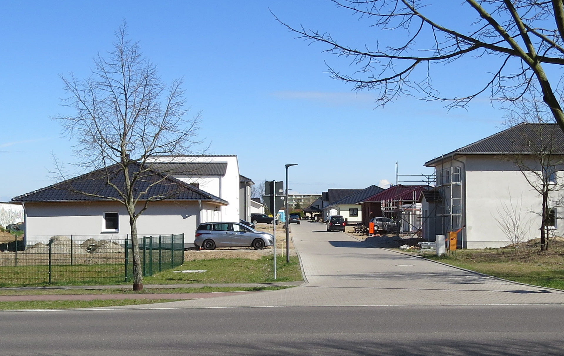 Foto: Blick in die Straße mit Eigenheimen Foto: Blick in die Straße mit Eigenheimen