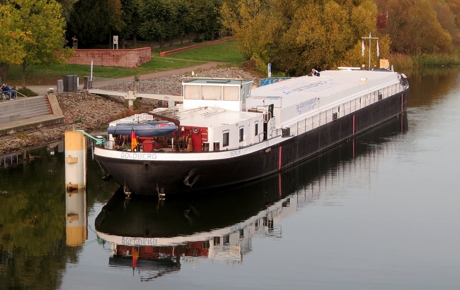 Foto: Schiff am Anleger in Schwedt