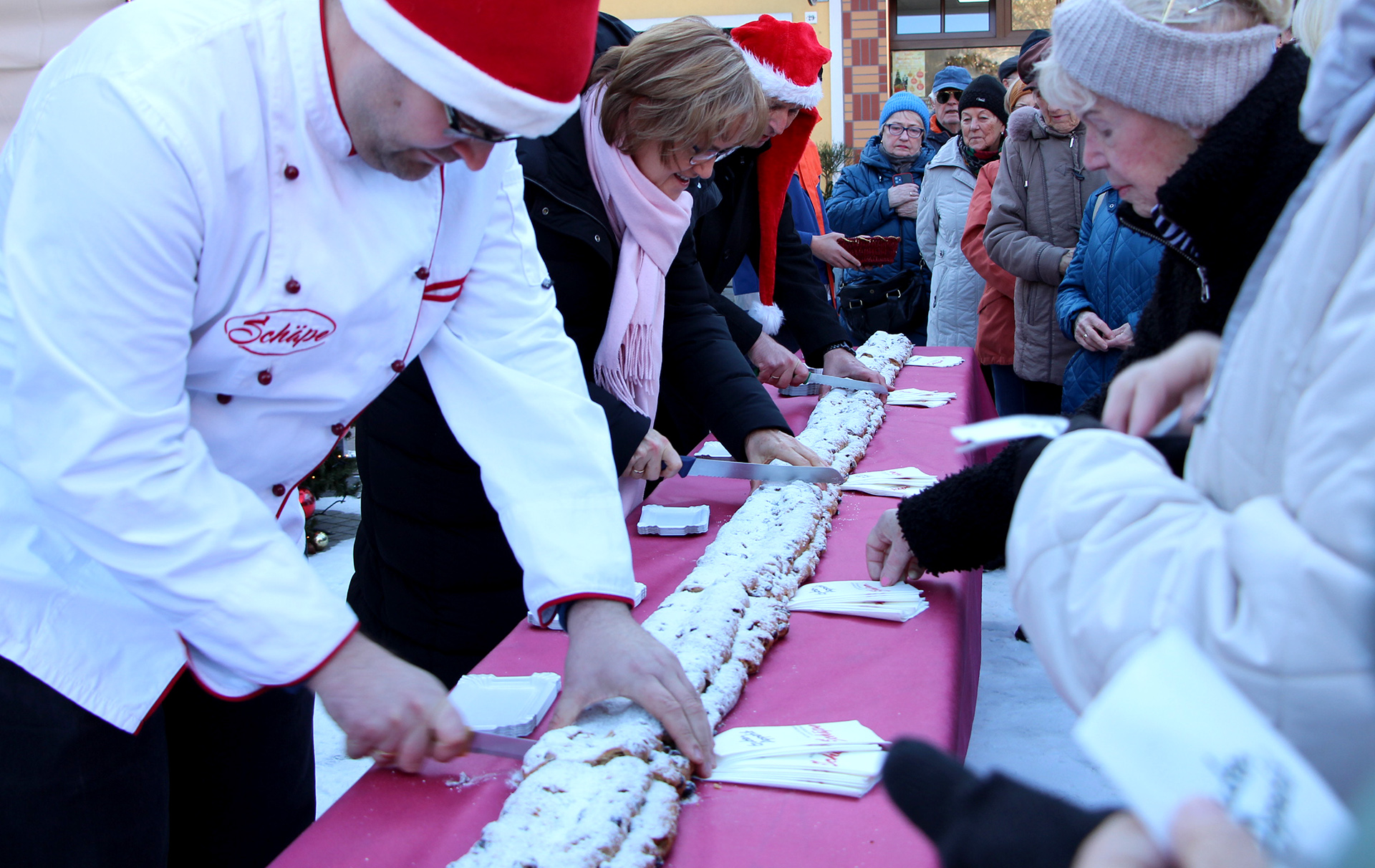 Foto: gemeinsames Stollenanschneiden
