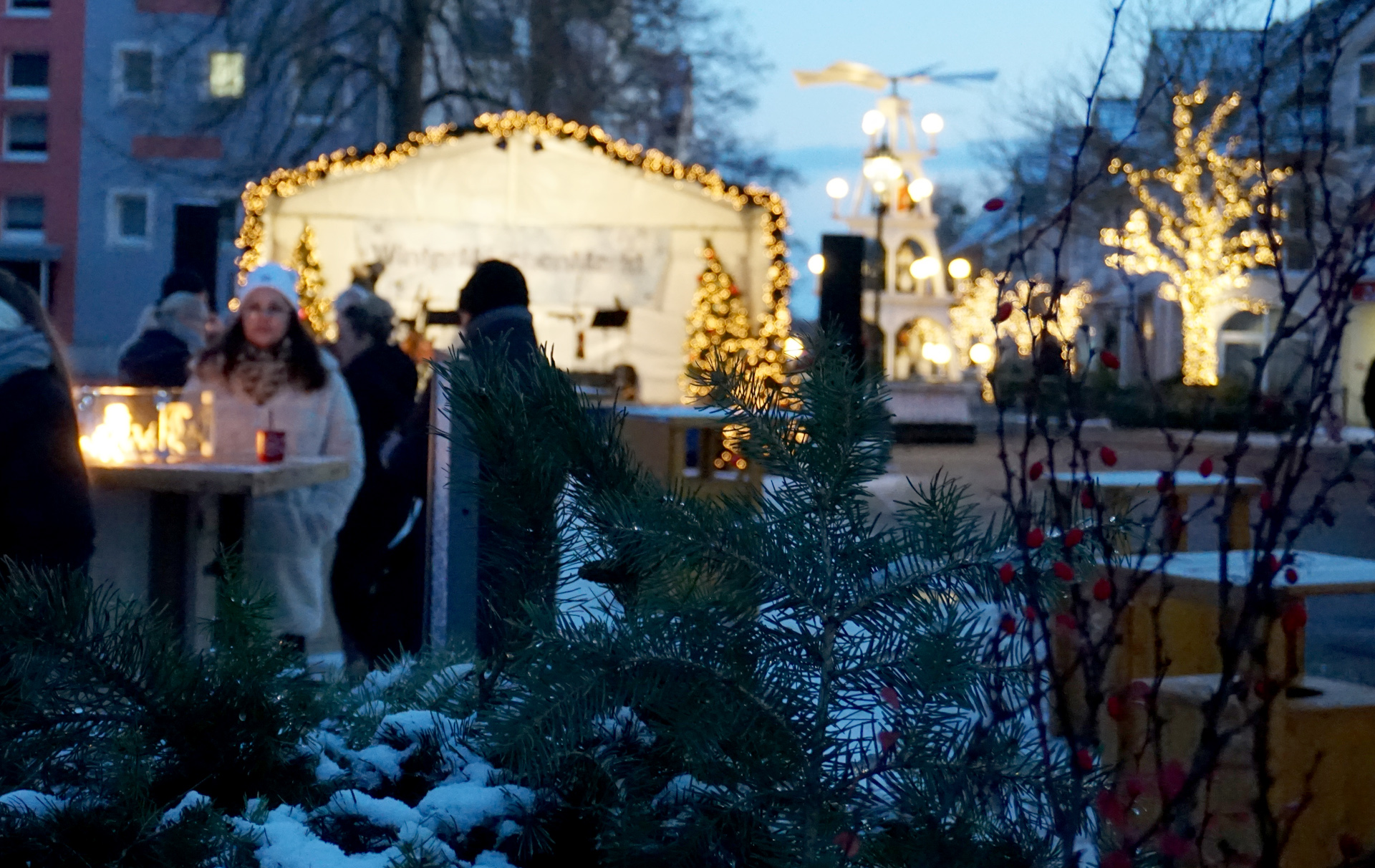 Foto: Weihnachtsmarkt mit Schnee und Sonne