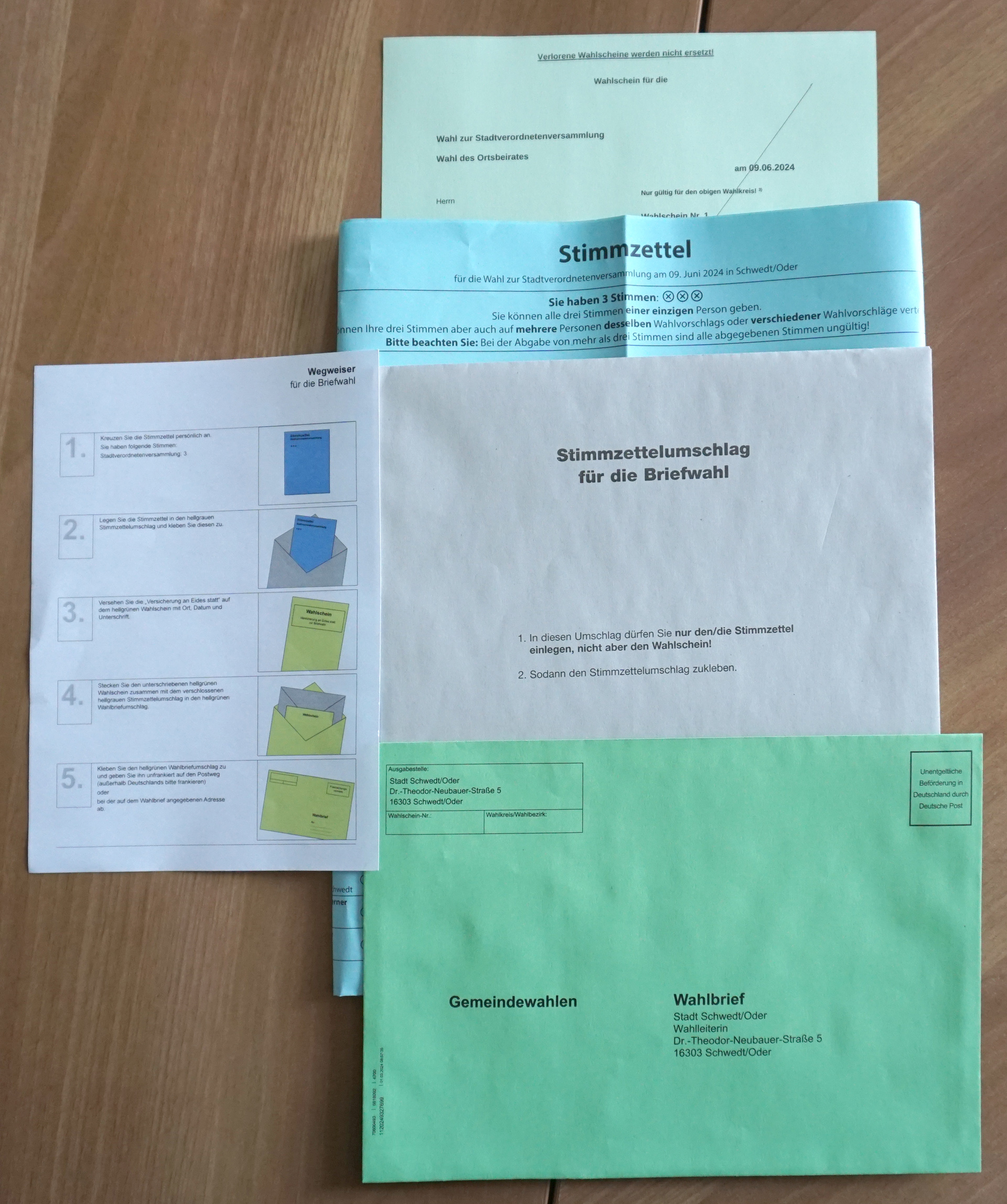 Foto: grüne, blaue, graue Papiere