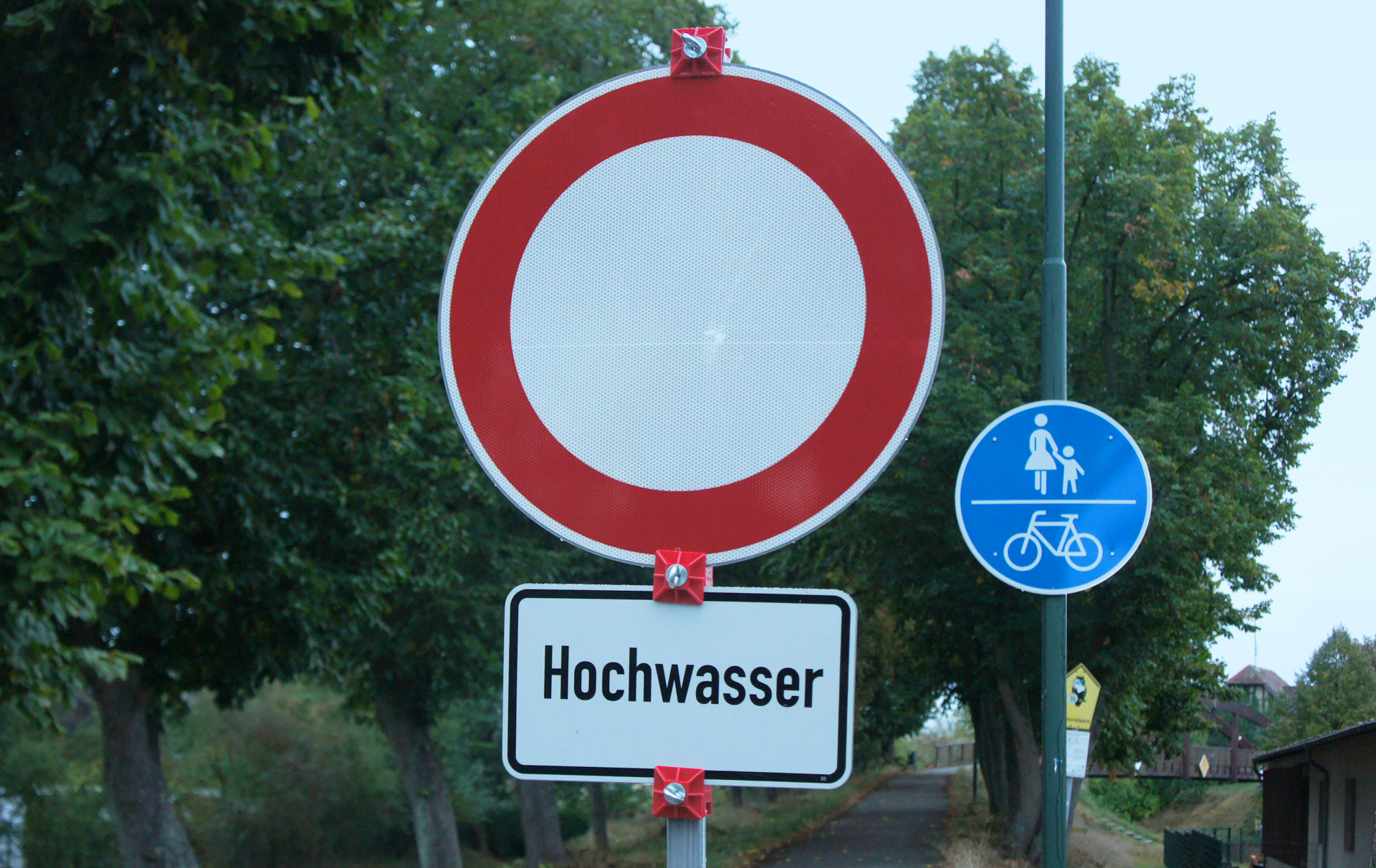 Foto: Sperrschild mit dem Hinweis auf Hochwasser