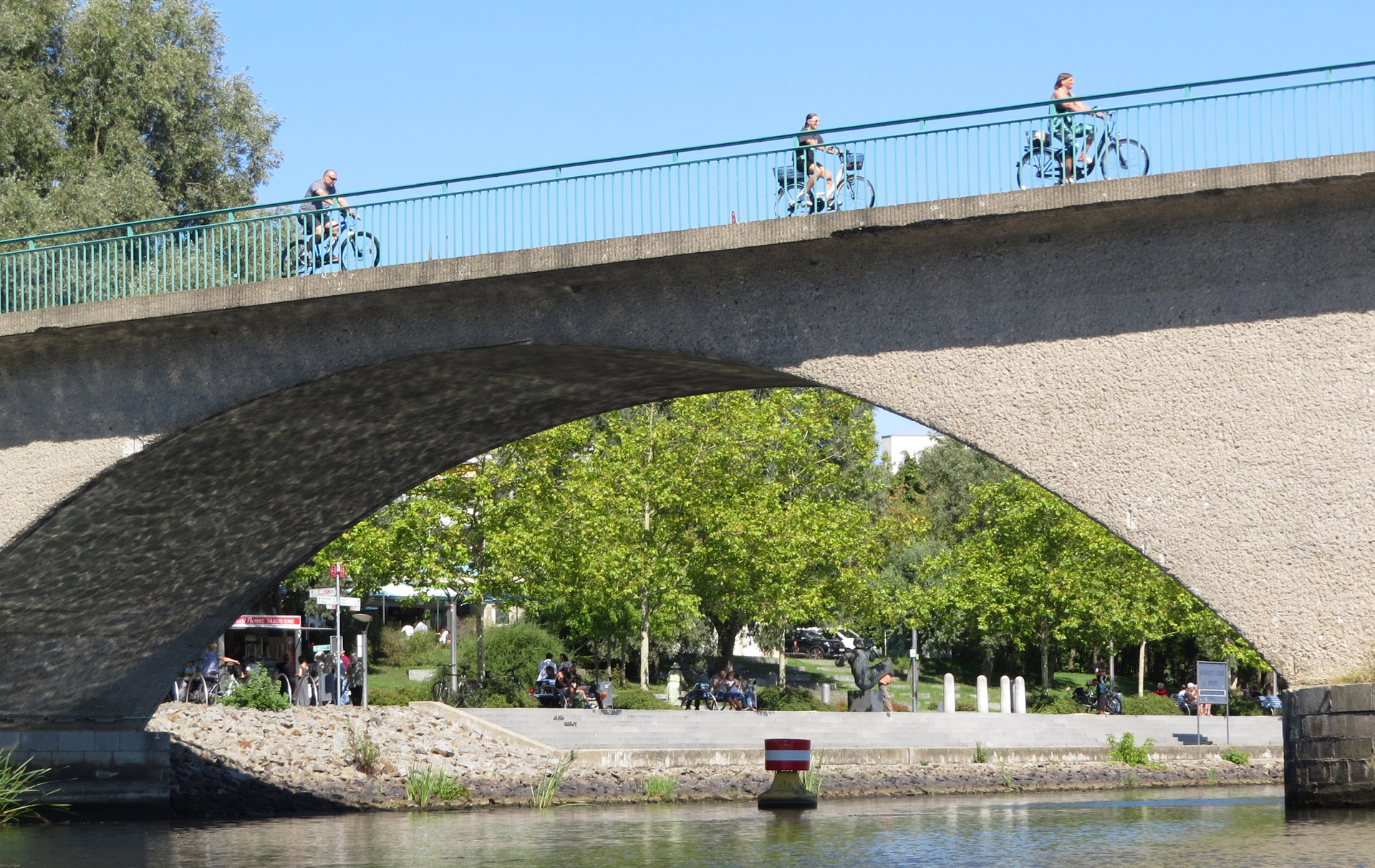Foto: Radfahrerinnen und Radfahrern auf der Stadtbrücke Foto: Radfahrerinnen und Radfahrern auf der Stadtbrücke