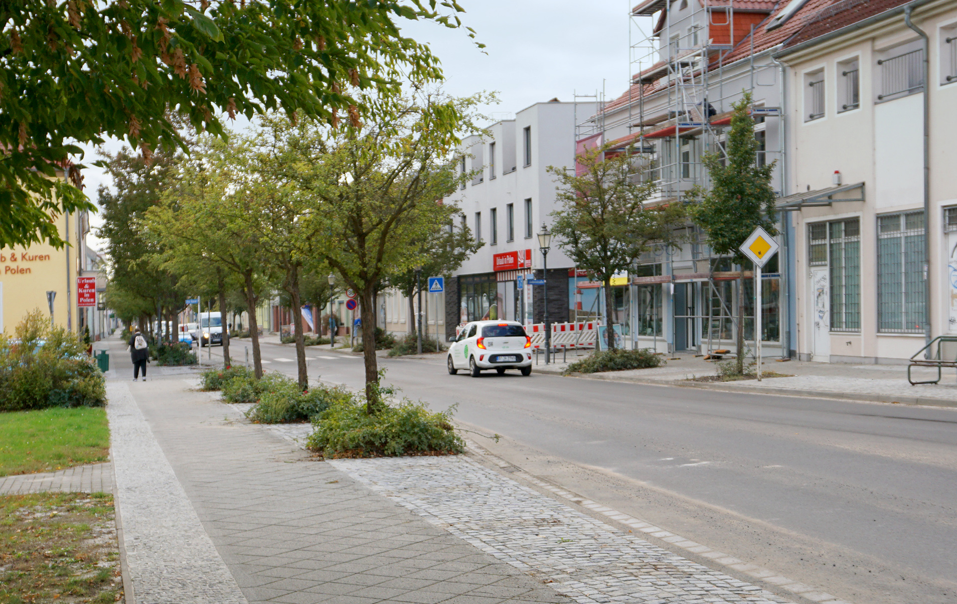 Foto: Blick in die snierte Straße mit Auto Foto: Blick in die snierte Straße mit Auto
