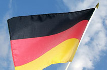 Foto: Deutschlandfahne vor blauem Himmel