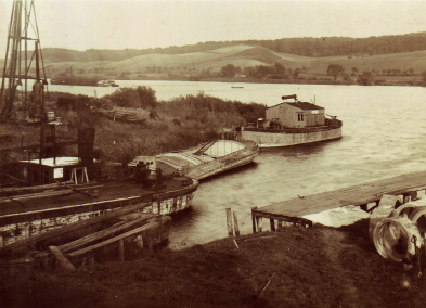 Foto: Fluss mit Arbeitsschiffen