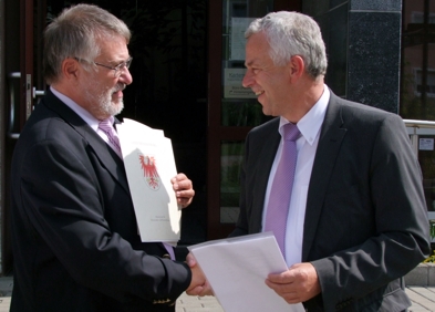 Foto: Infrastrukturstaatssekretär Rainer Bretschneider übergibt die Förderbescheide an Bürgermeister Jürgen Polzehl