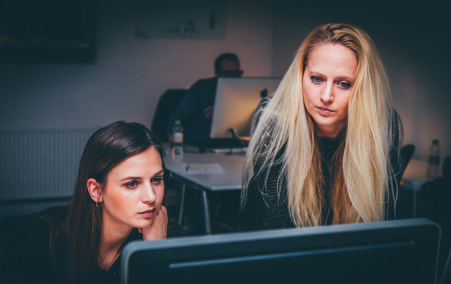 Foto: 2 Frauen am Rechner