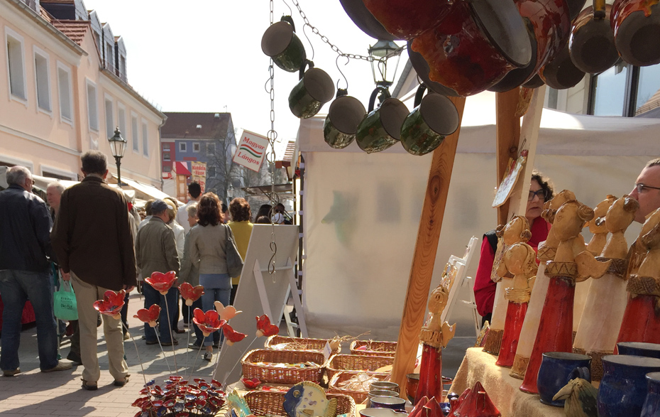 Foto: Keramik- und Langos-Stand auf dem Frühlingsmarkt