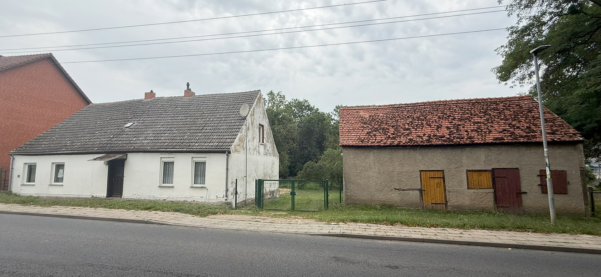 Foto: zwei Gebäude an der Straße Foto: zwei Gebäude an der Straße