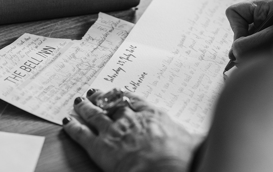 Schwarz-Weiß-Foto: Hand beim Schreiben eines Textes