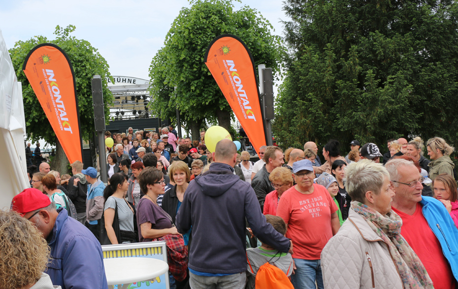 Foto: Besucherandrang auf dem Weg zur Odertalbühne