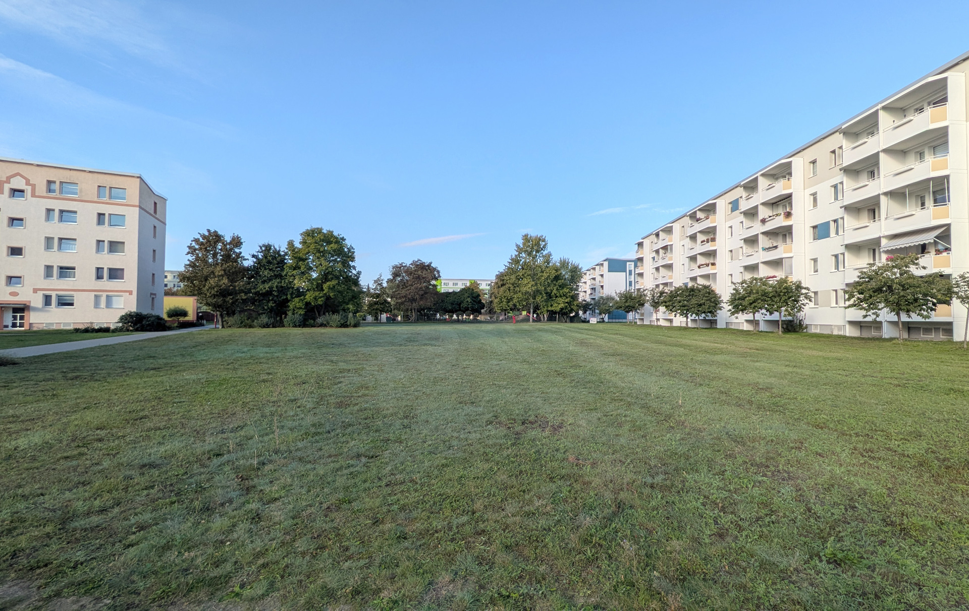 Foto: Wiesenfläche zwischen den Wohnblöcken Foto: Wiesenfläche zwischen den Wohnblöcken