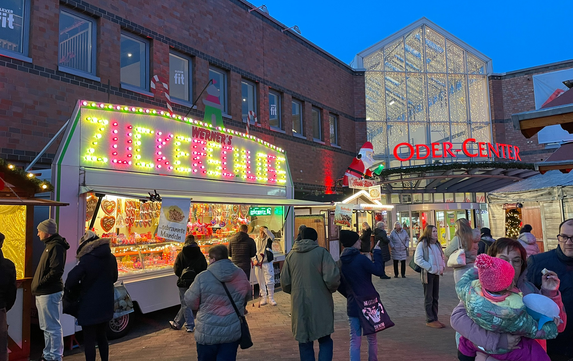 Foto: weihnachtliche Stände vor dem Oder-Center-Eingang
