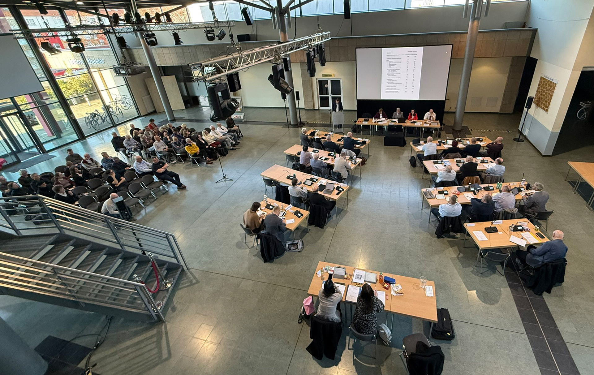Foto: Präsidium, Stadtverordnete und Gäste im Hauptfoyer