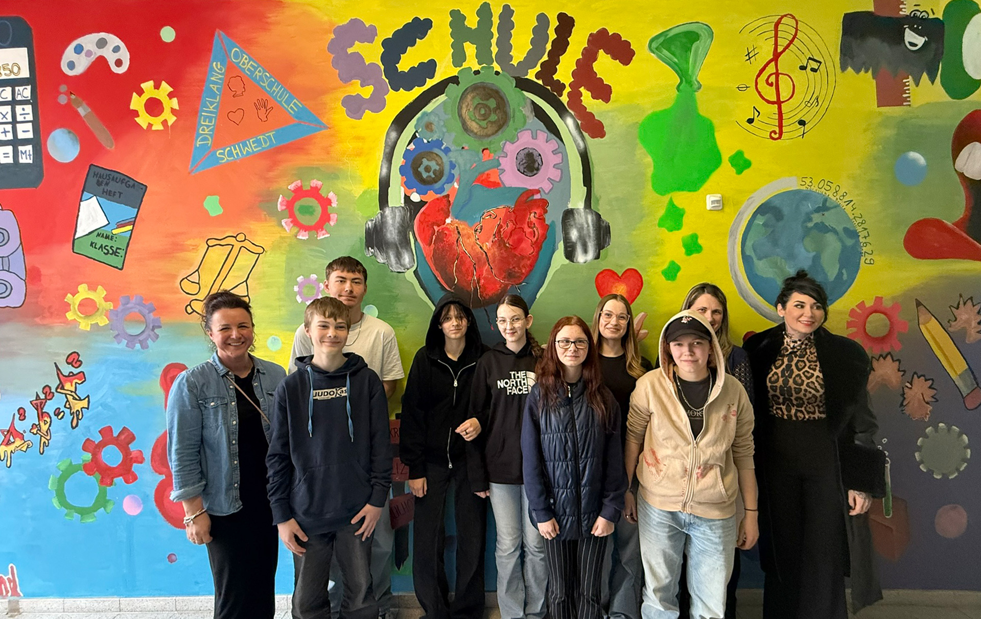 Gruppenfoto vor der Graffiti-Wand