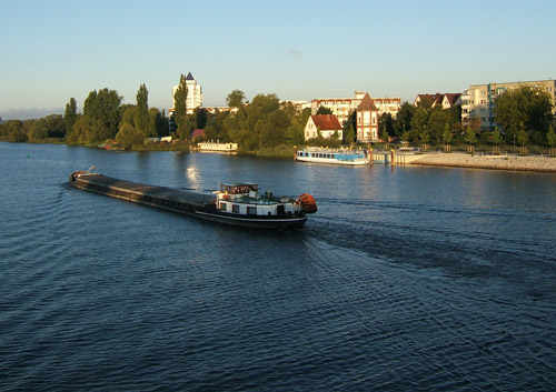 Foto: Kanal mit Schubverband vor dem Schwedter Ufer
