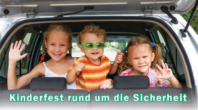Foto: 3 Kinder winken aus einem Auto.