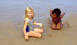 Foto: zwei Mädchen am Strand sitzend