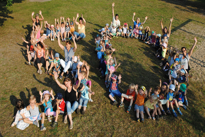 Foto: Kinder und Betreuer haben sich zu einer 50 aufgestellt.