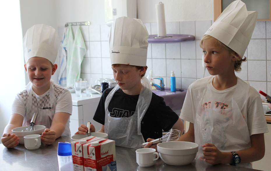 Foto: 3 Kinder beim Kochen Foto: 3 Kinder beim Kochen
