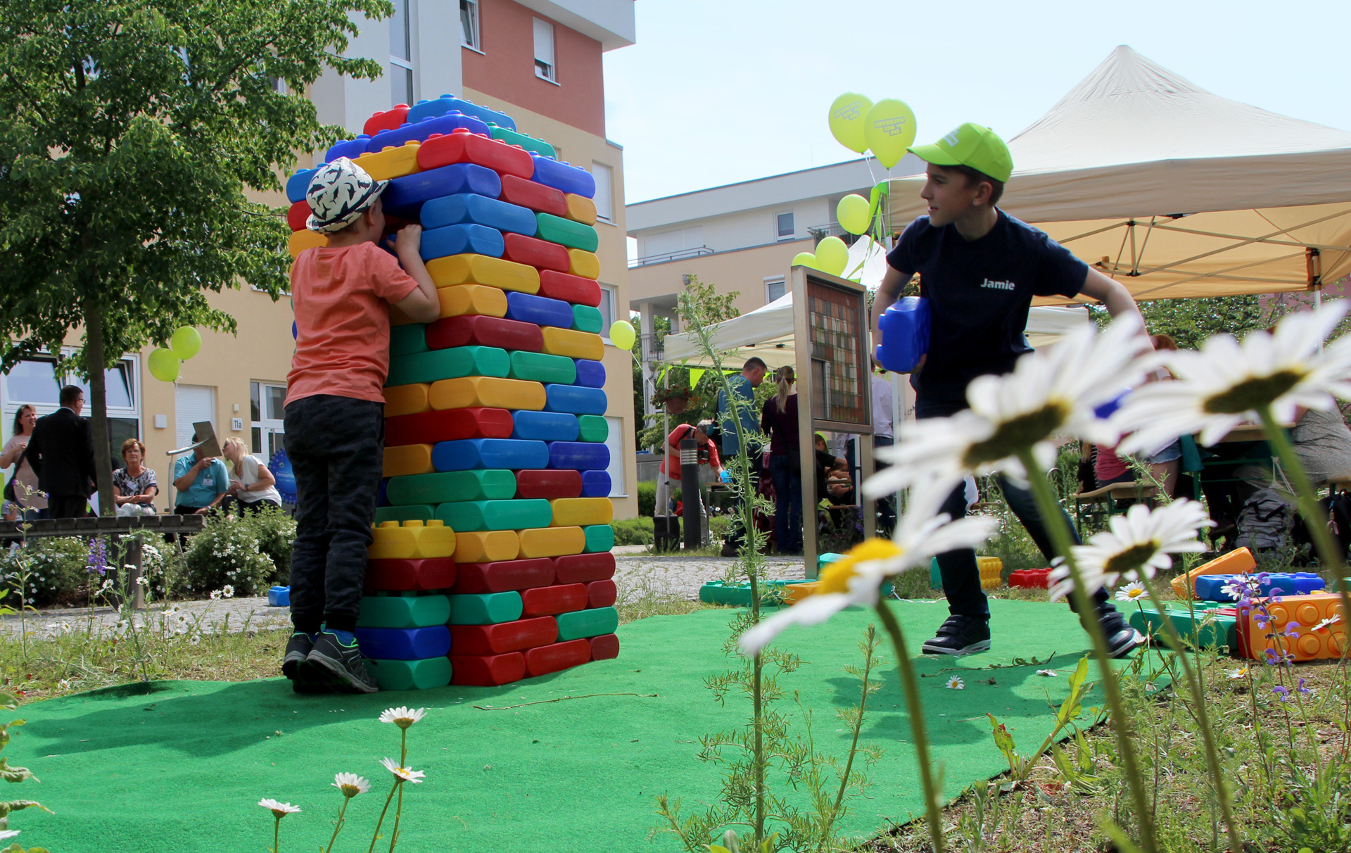 Foto: spielende Kinder mit großen Plastebausteinen Foto: spielende Kinder mit großen Plastebausteinen