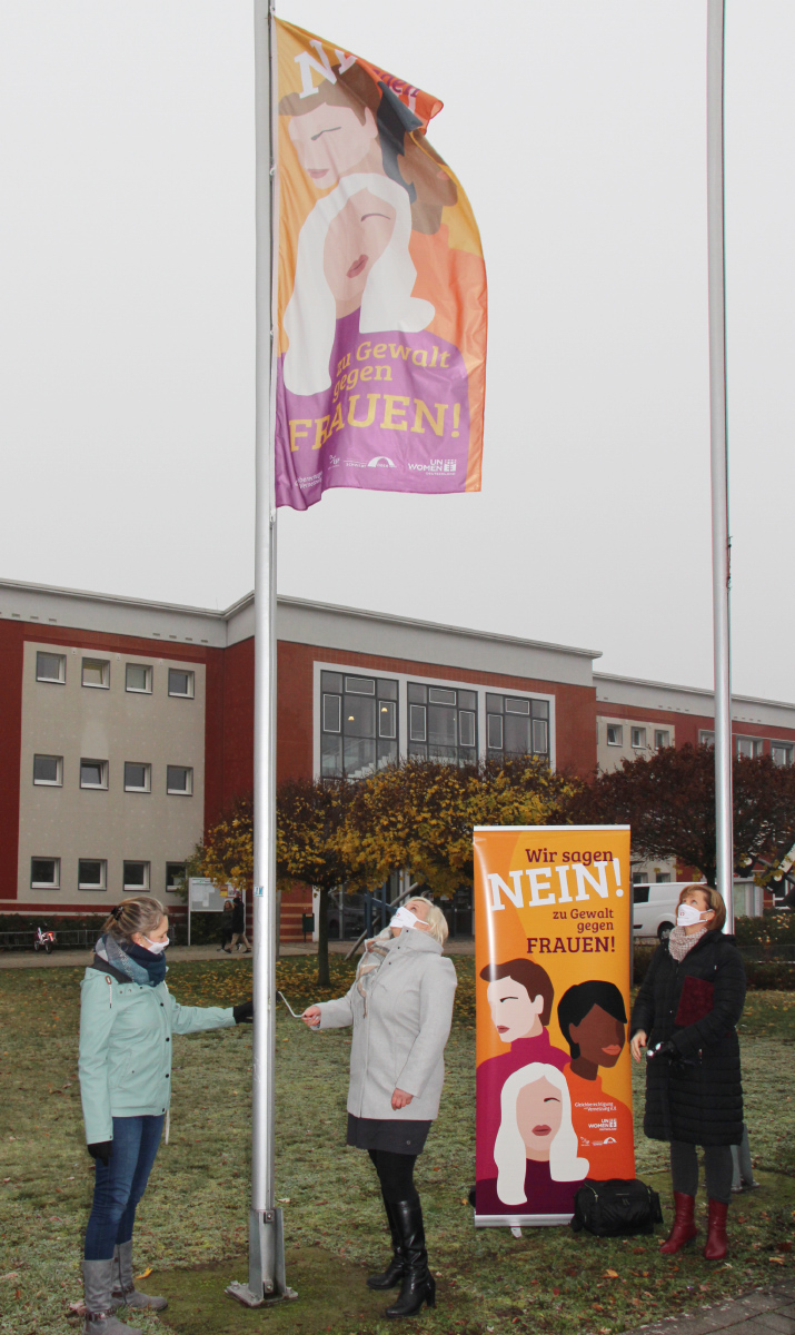 Foto: 3 Frauen beim Hissen der Flagge