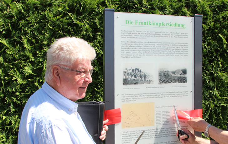 Foto: Thiemer neben der Tafel