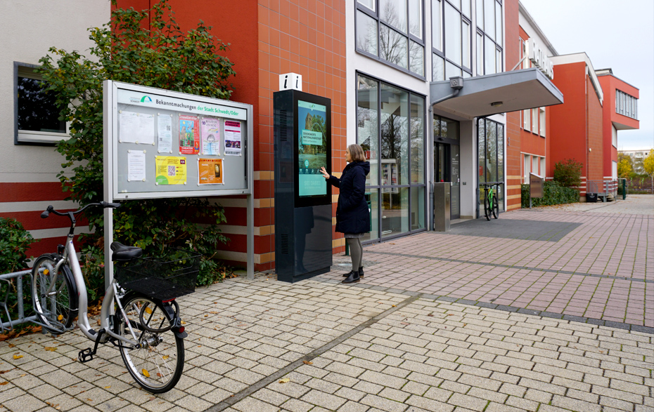 Foto: Infotafel und Infoterminal neben dem Eingang