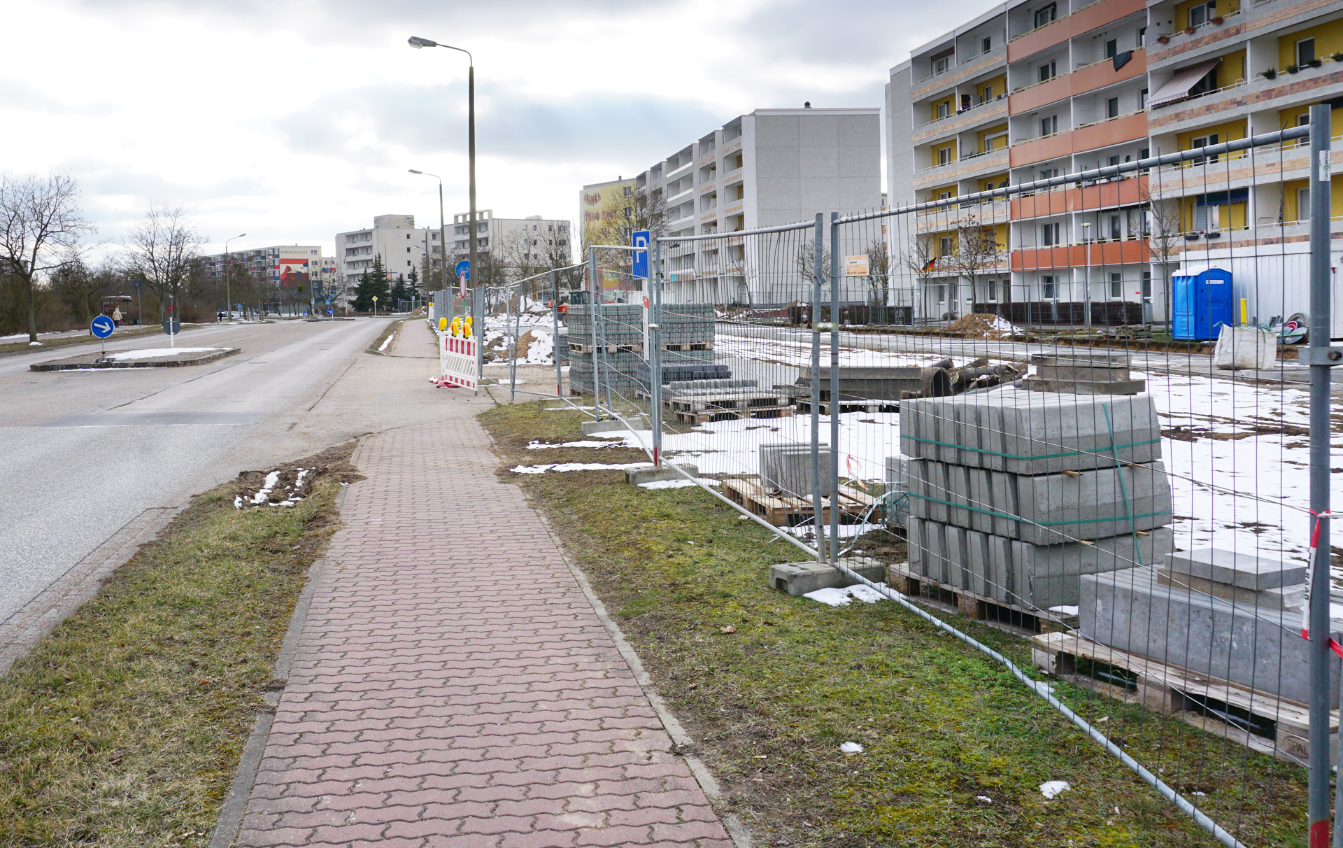 Foto: Baustelleneinrichtung neben der Straße