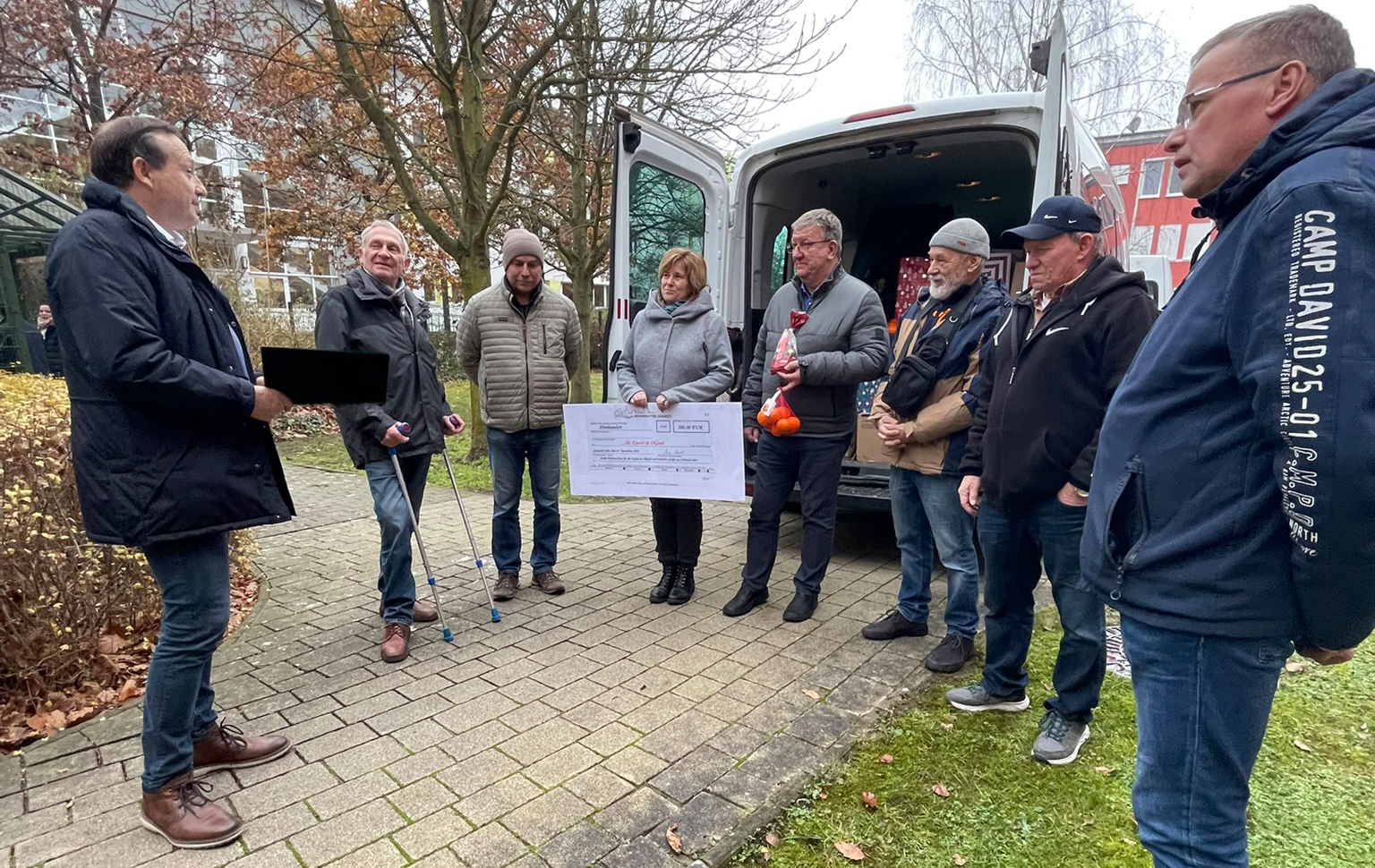 Gruppenfoto vor den Wagen voller Weihnachtspäckchen Gruppenfoto vor den Wagen voller Weihnachtspäckchen
