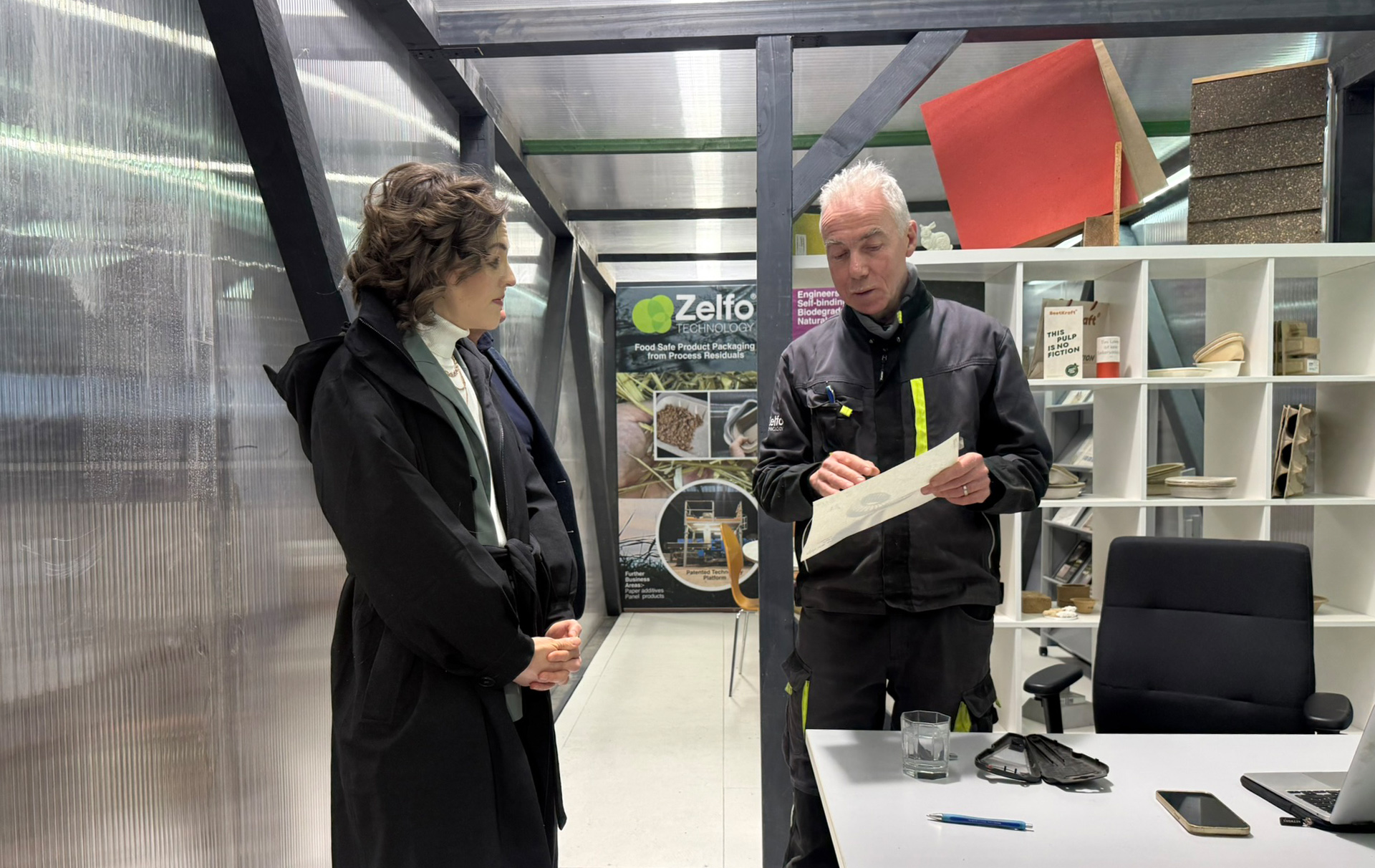 Foto: Frau und Mann im Labor