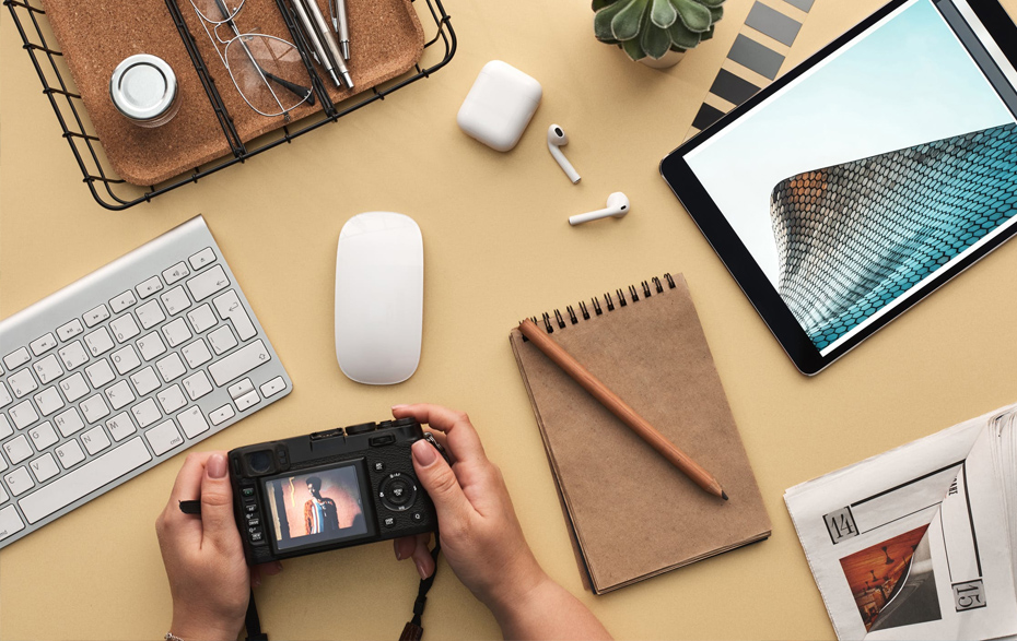 Foto: Tastatur, Fotoapparat, Stift und Papier, Kopfhörer