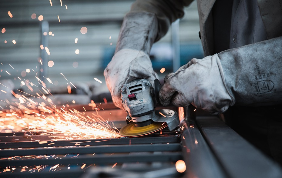 Foto: Funken sprühen beim Metallschleifen