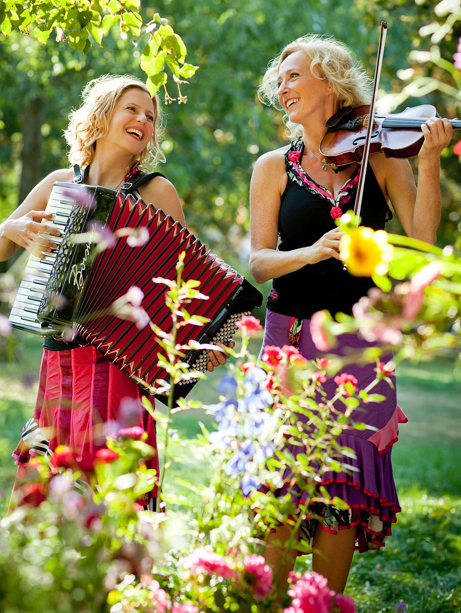 Zwei Musikerinnen mit Akkordeon und Violine