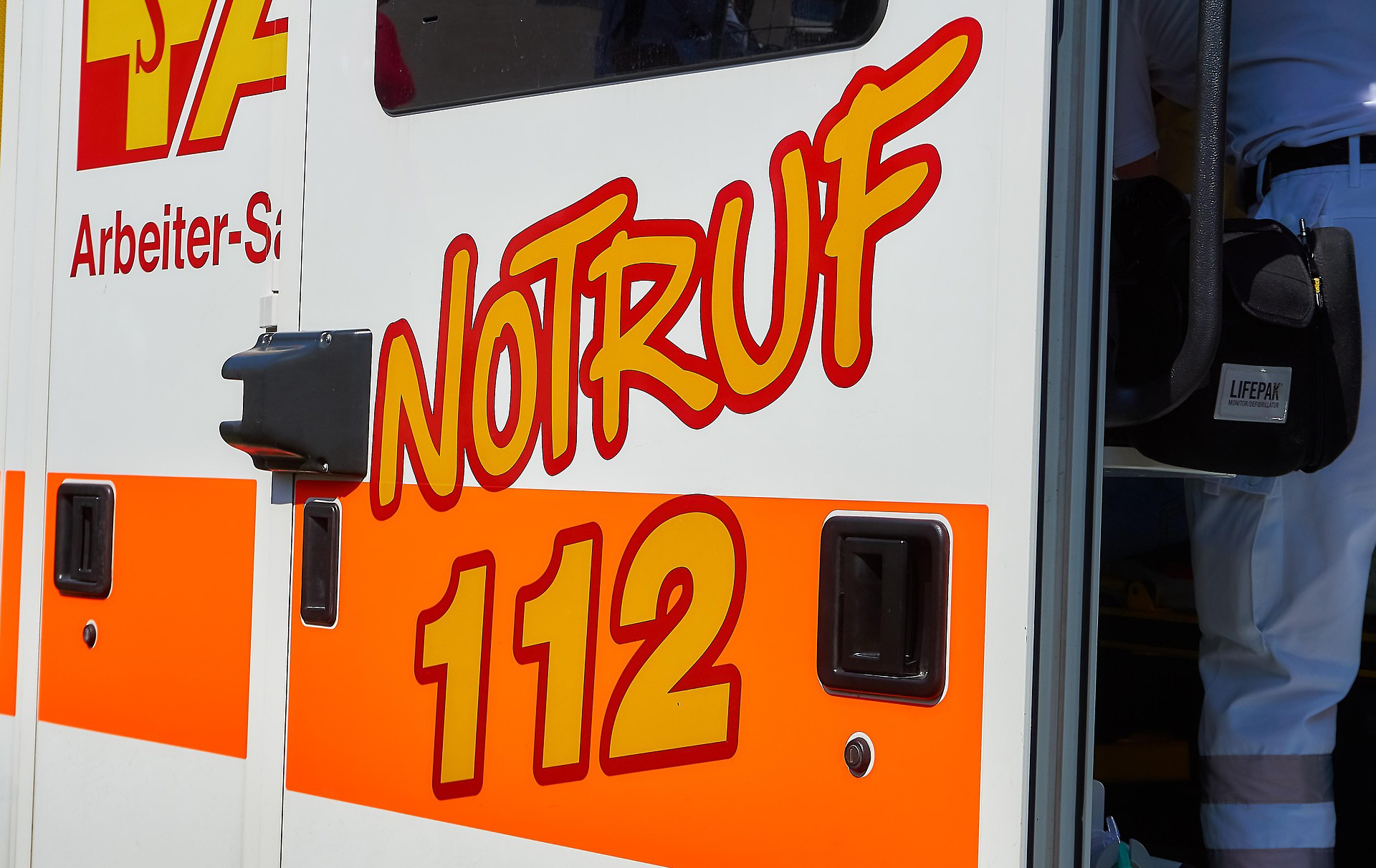 Foto: Aufschrift Notruf 112 auf einem Rettungswagen Foto: Aufschrift Notruf 112 auf einem Rettungswagen