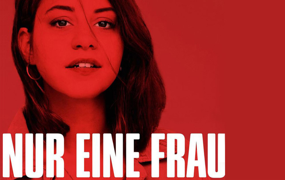 Grafik: Porträt einer jungen Frau und der weiße Filmtitel „Nur eine Frau“ auf rotem Grund