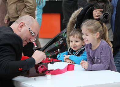 Foto: Zwei Kinder lassen sich etwas zeigen.