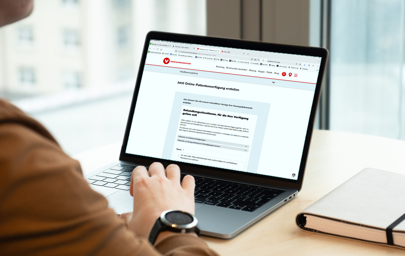Foto: Mann vor einem Laptop