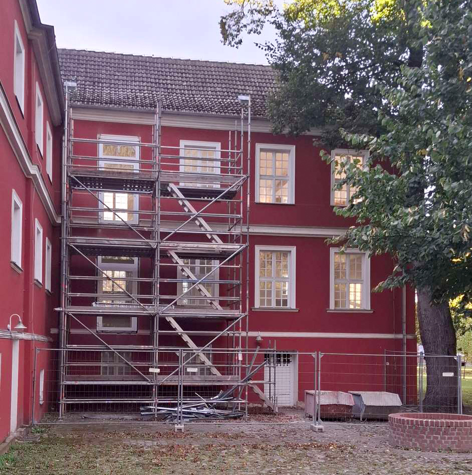 Foto: Gerüst am roten Gebäude Foto: Gerüst am roten Gebäude