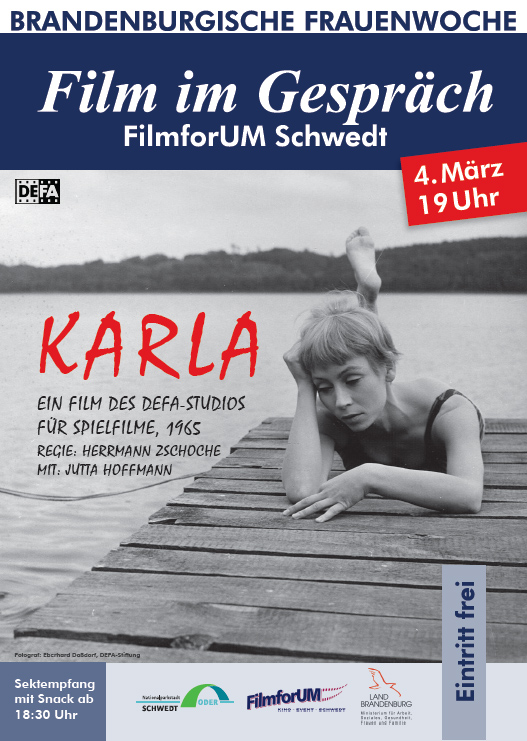 Plakat: Das Schwarz-Weiß-Foto zeigt eine Frau auf einem Steg am See.