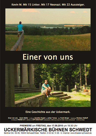 Das Plakat zeigt 2 Fotos eines Jugendlichen in der Landschaft einmal von vorn und einmal von hinten