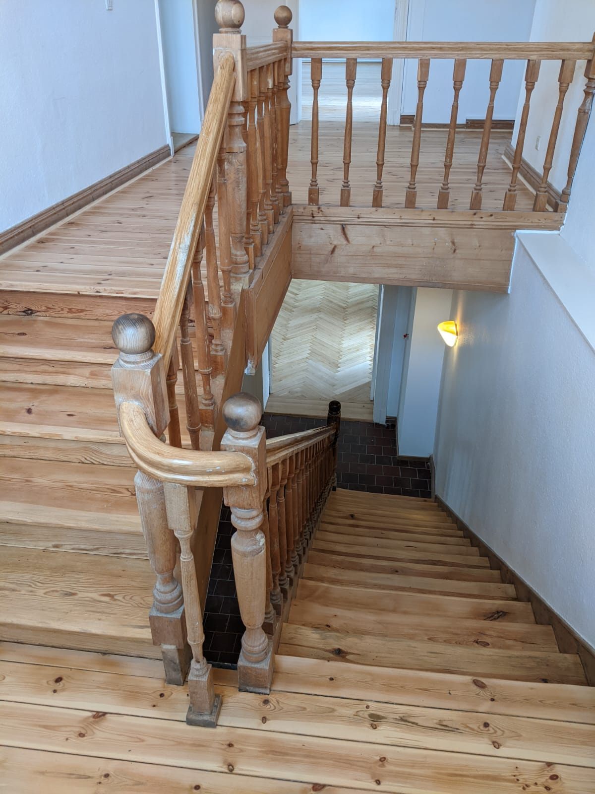 Foto: Blick im Treppenhaus von oben nach unten