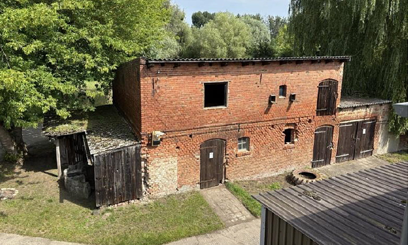 Foto: rotes 2-geschossiges Backsteingebäude