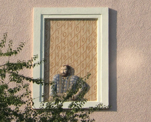 Foto: Das Relief zeigt einen Mann, der aus dem Fenster sieht.