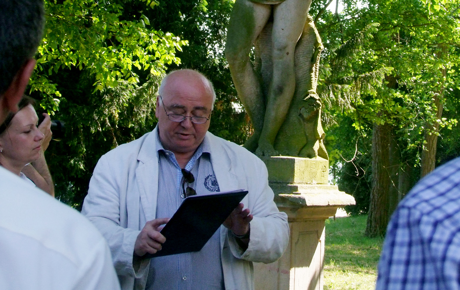 Foto: Intendant R. Simon spricht vor einer Glume-Skulptur.