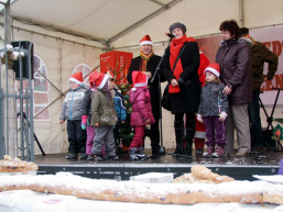 Foto: Stollenmarkteröffnung auf der Bühne mit Kindern